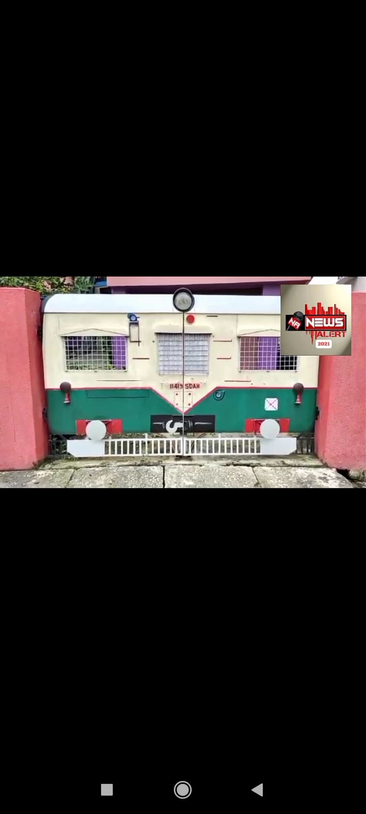 প্রথম দেখেই মনে হতে পারে লোকাল ট্রেন দাঁড়িয়ে আছে.   কিন্তু না   লোকাল ট্রেনের আদলে নিজের বাড়ির সদর দরজা তৈরি করে সকলকে তাক লাগিয়ে দিয়েছেন হালিশহর যদুনাথবাটি মাঝেরপাড়া এলাকার বাসিন্দা পেশায় রেল কর্মী অপূর্ব কুমার বালা। নিজের কর্মজীবন প্রথমে অ্যাসিস্ট্যান্ট লোকো পাইলট তারপর মালবাহী ট্রেনের চালক এরপর যাত্রীবাহী ট্রেনের চালক হয়ে বর্তমানে তিনি চিফ লোকো ইন্সপেক্টর হয়ে সম্প্রতি তার অবসর নেওয়ার কথা। তার দীর্ঘ কর্মজীবন শেষে নিজের কাজকে ভালোবেসে সেই ট্রেনকে সঙ্গী করতেই তার এই অভিনব ভাবনা। আর সেই ভাবনা থেকেই নিজের বাড়ির গেট তৈরি করে ফেলেছেন একেবারে লোকাল ট্রেনের আদলে।এই অভিনব গেট দেখে হতবাক সকলেই।