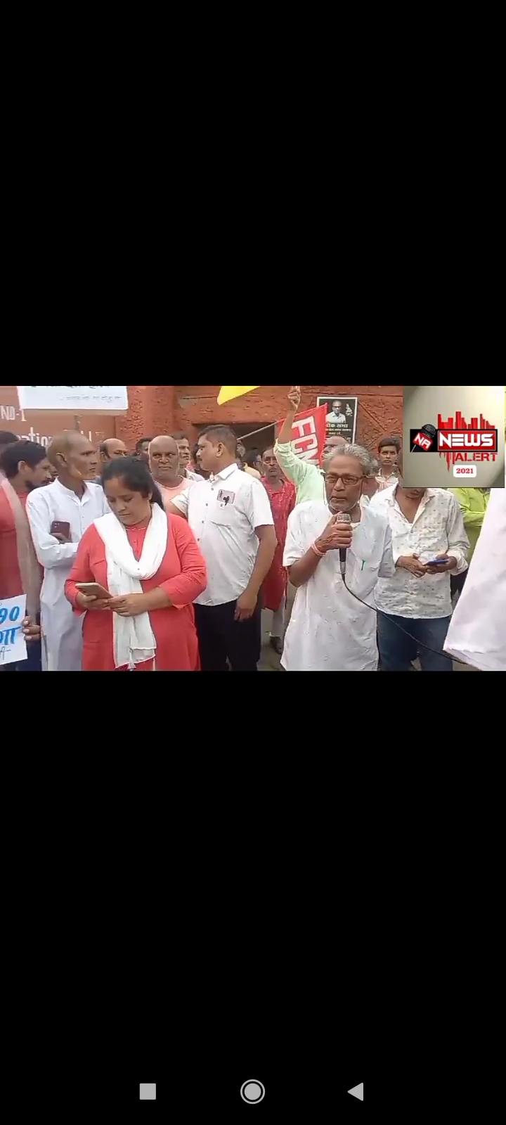 জুট মিল শ্রমিকদের বকেয়া পিএফ, গ্র্যাচ্যুইটি, ত্রিপাক্ষিক চুক্তি অবিলম্বে চালু করা সহ শ্রমিকদের দৈনিক মজুরি এক হাজার টাকা করার দাবিতে ভাটপাড়া রিলায়েন্স জুট মিলের সামনে এক বিক্ষোভ সভা হলো সংযুক্ত শ্রমিক সংগঠনের তরফ থেকে। এই সভায় উপস্থিত ছিলেন সিআইটিইউ নেত্রী গার্গী চট্টোপাধ্যায় সহ একাধিক শ্রমিক নেতা।আর এই বিক্ষোভ সভা থেকে তাদের দাবি না মানা হলে আগামী দিনে সমস্ত জুটমিল শ্রমিকদের নিয়ে নবান্ন অভিযানের হুঁশিয়ারি দিলেন সিআইটিইউ নেত্রী গার্গী চট্টোপাধ্যায়।