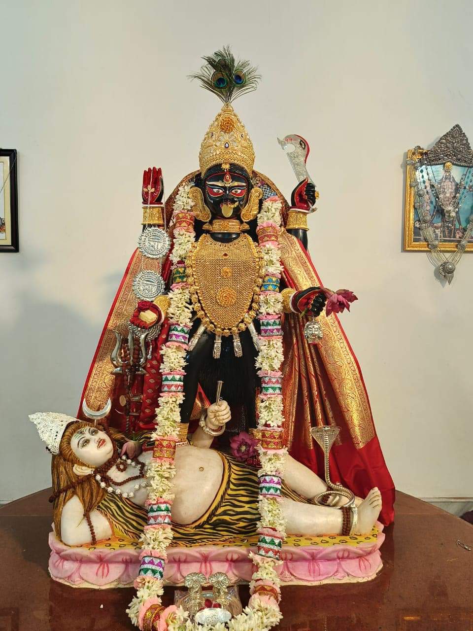 নৈহাটি : শতবর্ষ প্রাচীন নৈহাটি বড় মা কালী এখন সকলের কাছে ভক্তি এবং আবেগ। বড়মা কালি কাছে ভক্তরা যা চেয়েছে তাই পেয়েছে। তাই নিজেদের মনস্কামনা পূরণের আশায়, লক্ষাধিক মানুষ পূজা দিতে আসছেন এবং দন্ডী কাটছেন। এবছর নৈহাটি বড় মা কালী ১০১ তম বর্ষে পদার্পণ করেছে। এই বড় মা কালীর সূচনা করেছিলেন নৈহাটির ব্যবসায়ী প্রবেশ চক্রবর্তী।  দেবপ্রিয় সরকার /8910749081